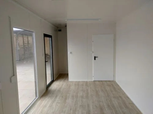 21 m² großer Bürocontainer mit WC und Kochnische